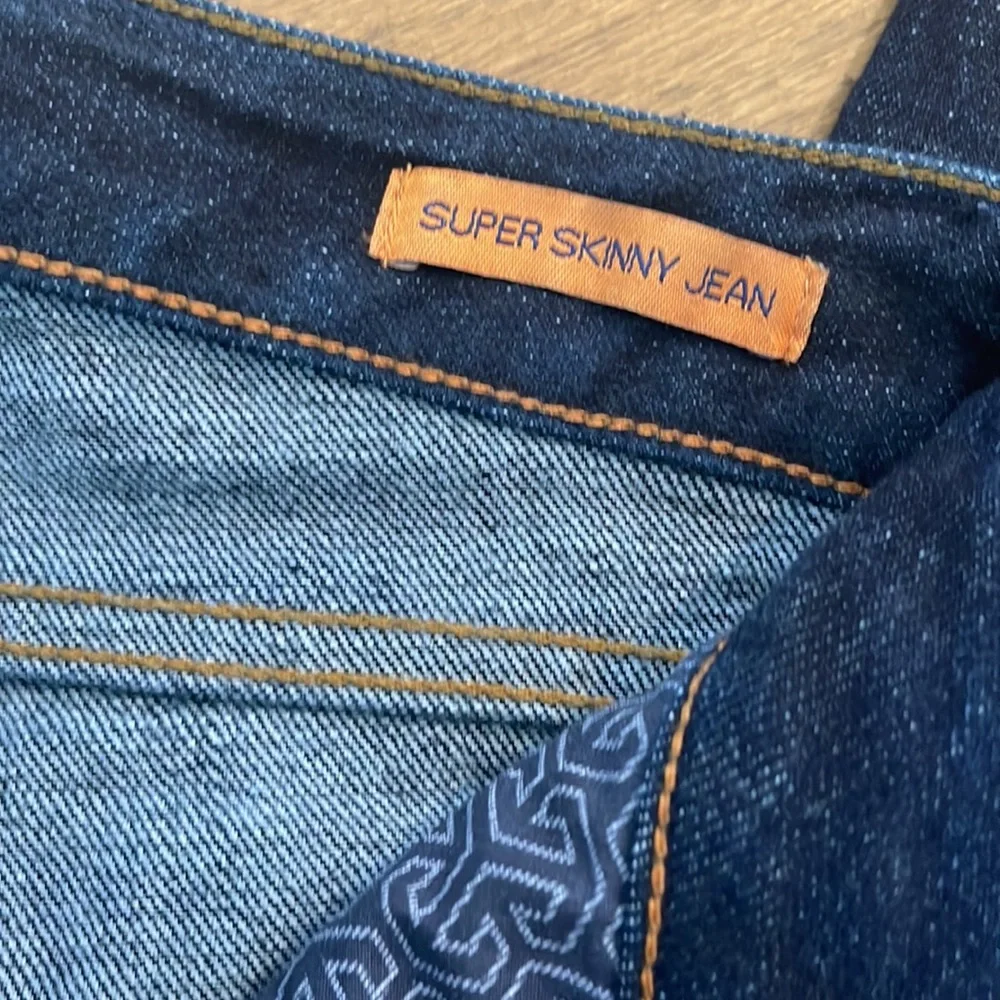 NWOT Tory Burch Skinny Jeans | back logo button needs reattached